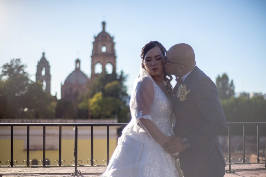 Desde La Terraza Alcatraz Del Hotel Margarita Boutique &Amp; Fonda, Los Novios Son Enmarcados Por Las Cúpulas Del Centro Histórico De San Luis Potosí Al Atardecer.